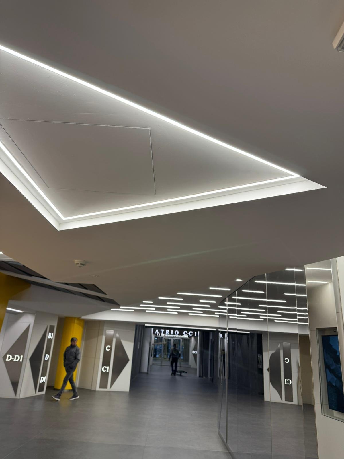 Controsoffitto in cartongesso - atrio commerciale